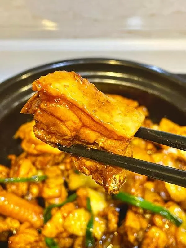 绝了绝了，这个葱烧鸡香S了 🤤真的太香了，葱香四溢、鸡肉嫩滑鲜香，下酒又下饭，大人小孩都喜欢 用料 材料 用量 鸡 半只 红葱头 3个 葱 5根 沙姜 适量
